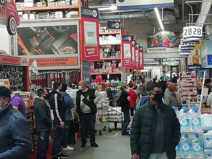 Маленькие торговые точки закрыты, украинцы скопляются в гипермаркетах: фото