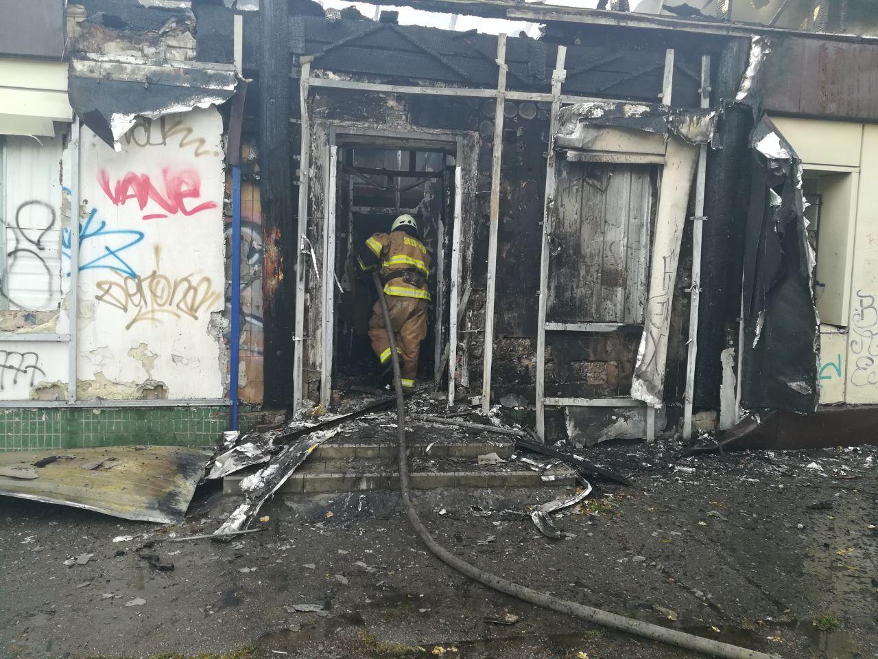 В центре Херсона дотла сгорело здание: причины пожара устанавливаются
