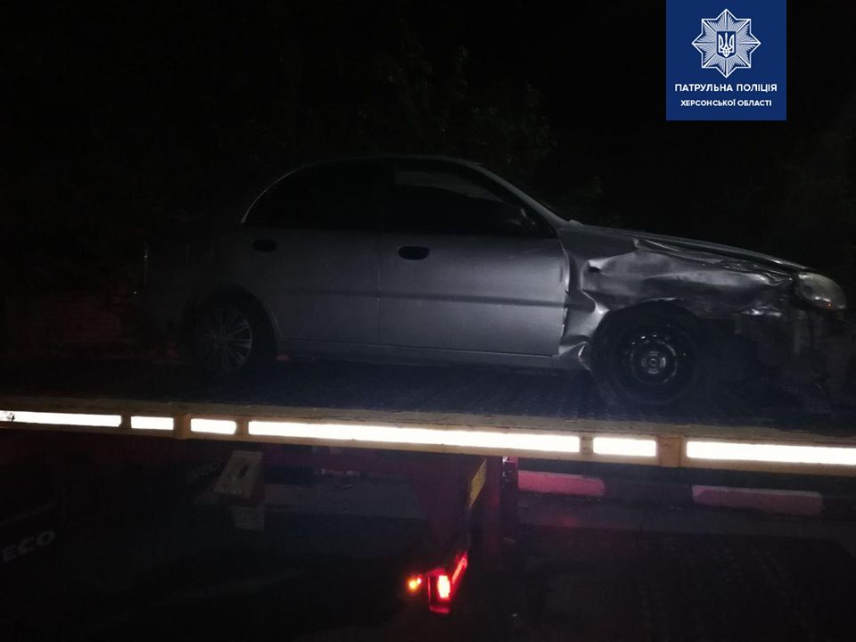 Ночное ДТП в Херсоне: пьяный водитель на “Дэу” врезался в припаркованный 