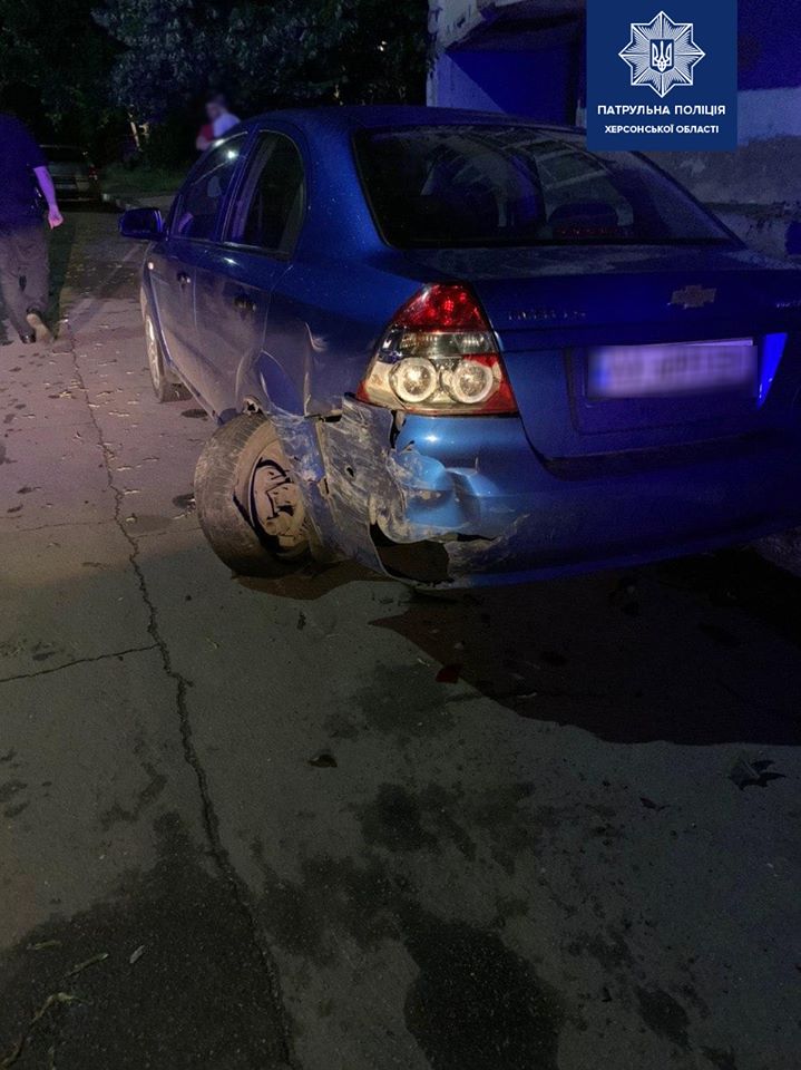 Ночное ДТП в Херсоне: пьяный водитель на “Дэу” врезался в припаркованный 