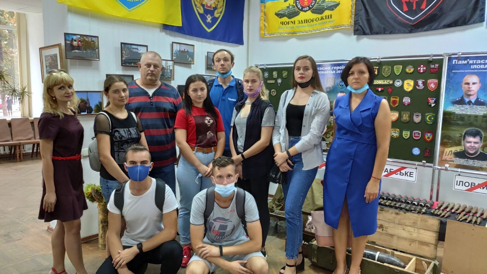 Херсонским студентам показали выставку стрелкового оружия “Иловайск. День памяти”
