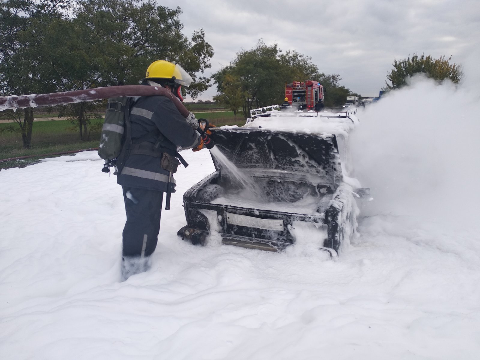 В Херсонской области посреди трассы загорелся автомобиль