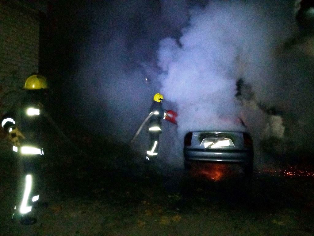 Ночью в Каховке сгорел легковой автомобиль: причина пожара устанавливается