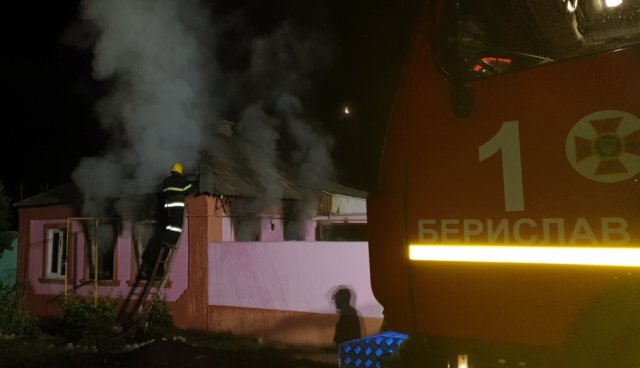 В Бериславе ночью подожгли дом — пожар тушили до утра