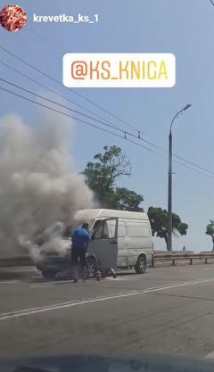 На мосту в Херсоне загорелся микроавтобус: очевидцы прислали фото