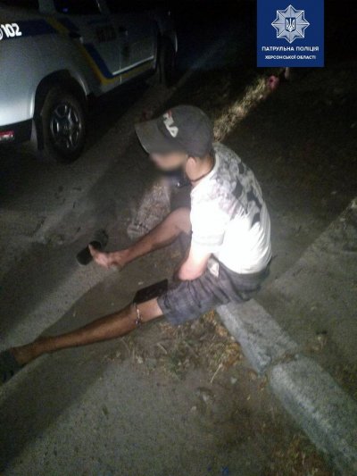 24-летний пьяный херсонец в центре города вырвал скамейку и пытался ее унести с собой