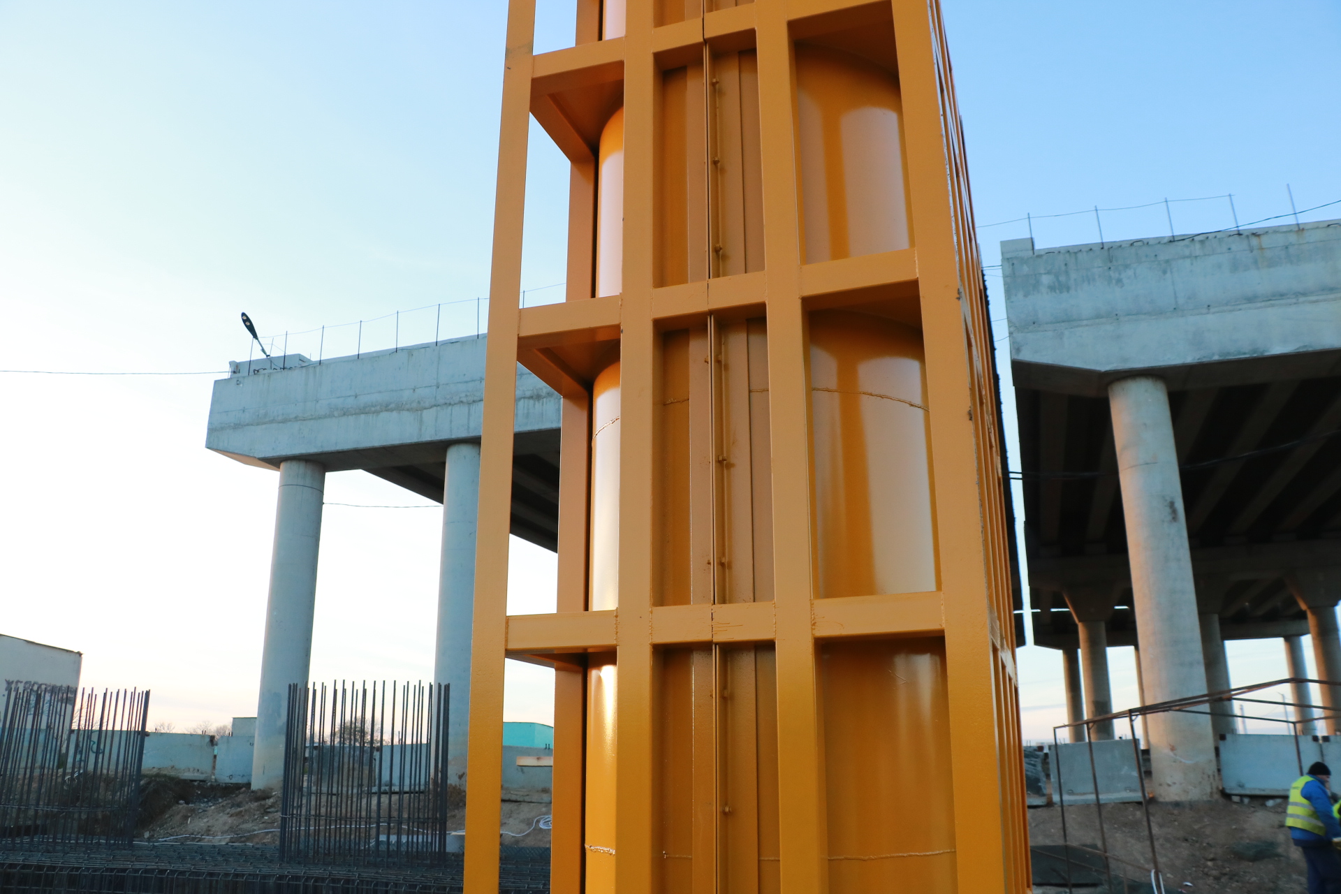 В Херсоне активно продолжается строительство первой очереди мостоперехода ХБК-Таврический