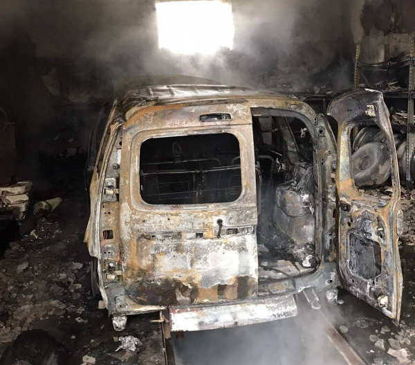 На Херсонщине сгорел гараж с автомобилем: есть пострадавший