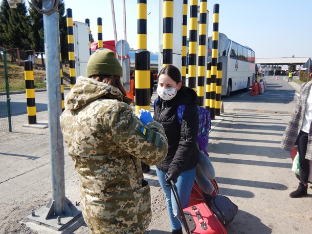 Украинцы массово возвращаются домой пешком из Польши