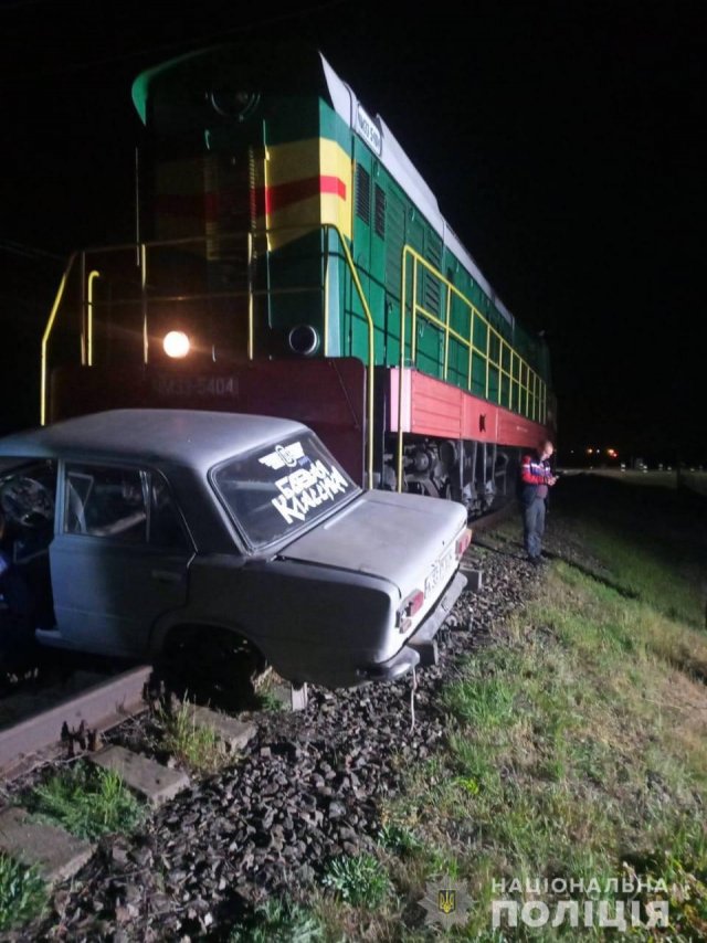 На Херсонщине “ВАЗ-2101” влетел в локомотив: полиция считает, что водитель находился в состоянии наркотического опьянения