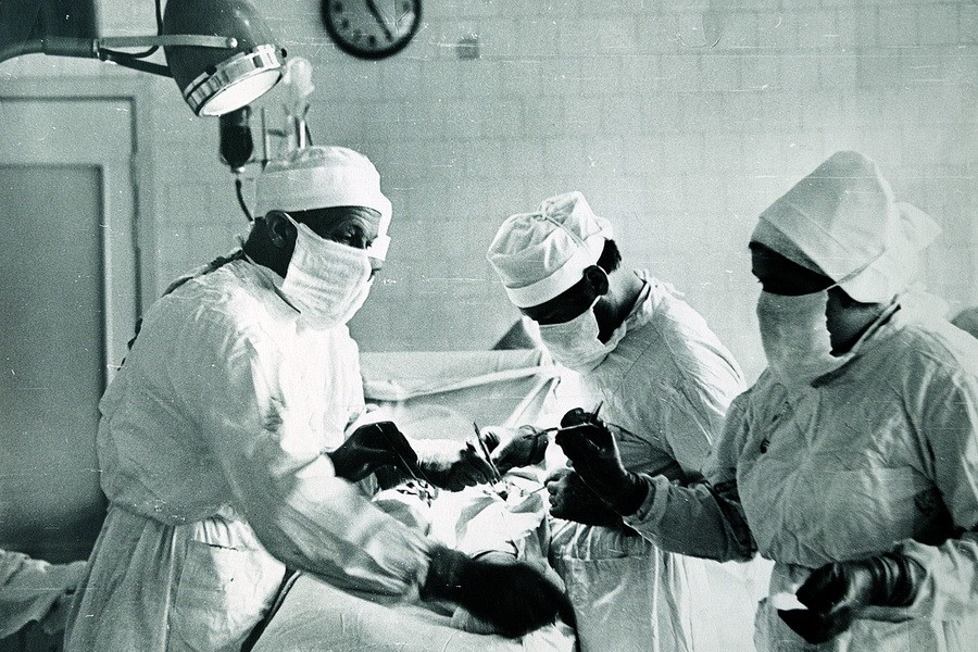 В Херсоне открыли мемориальную доску всемирно-известному хирургу-новатору Юрию Вороному