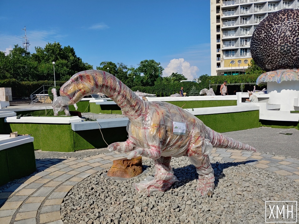 Скоро возле набережной Херсона откроют обновленный сквер с “живыми” динозаврами и восстановленным фонтаном 
