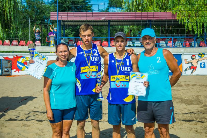Новокаховские волейболисты провели насыщенный сезон: победы спортсменов
