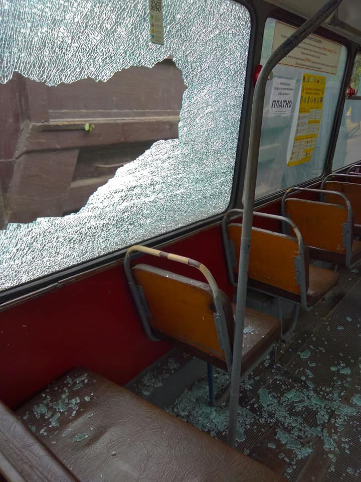 ДТП под мостами: в Херсоне КАМАЗ выбил стекло троллейбусу