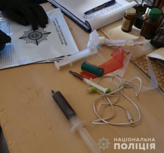 У Голій Пристані поліцейські вилучили в місцевого жителя пістолет і наркотики
