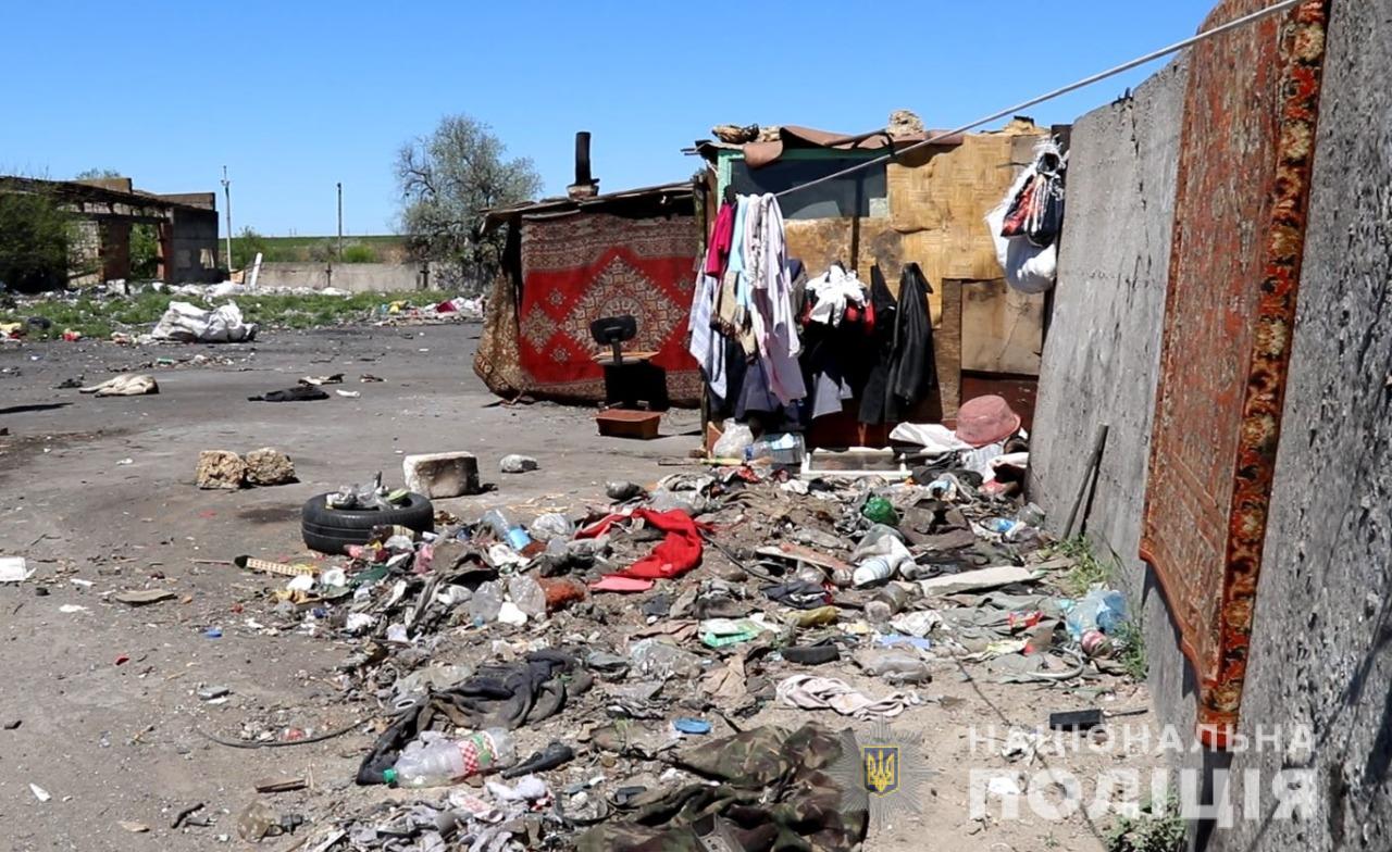 У Херсоні на міському сміттєзвалищі мешкали 2 сім'ї заробітчан із Західної України: серед них було 7 дітей від 2-х до 12-ти років