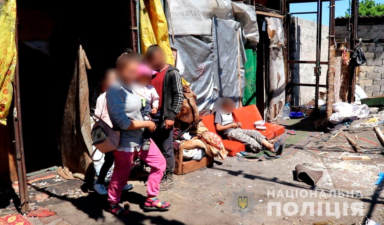 У Херсоні на міському сміттєзвалищі мешкали 2 сім'ї заробітчан із Західної України: серед них було 7 дітей від 2-х до 12-ти років