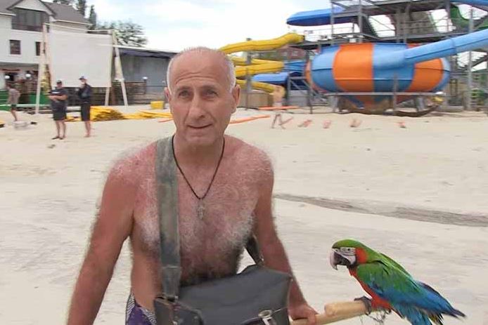 Нападение на херсонскую журналистку: фотограф с попугаем выбил из рук микрофон