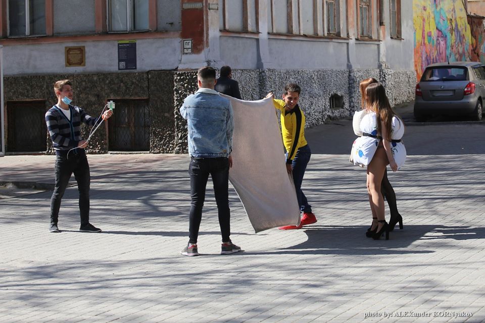 “Подушечный вызов” от полуобнаженных херсонок: девушки гуляли по Суворова в нижнем белье