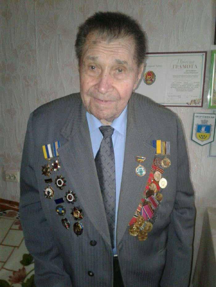 96-летний херсонский ветеран впервые отметил День Победы дома