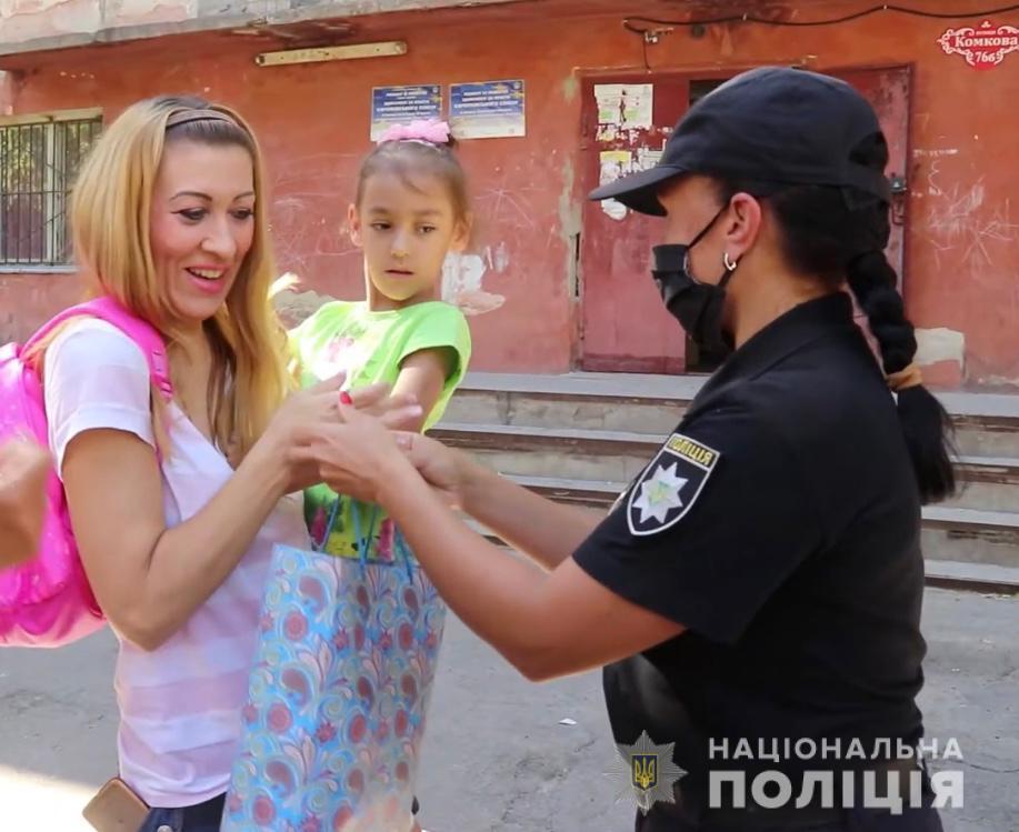 Полицейские Херсонщины посетили детей с особыми потребностями и вручили им приятные сюрпризы