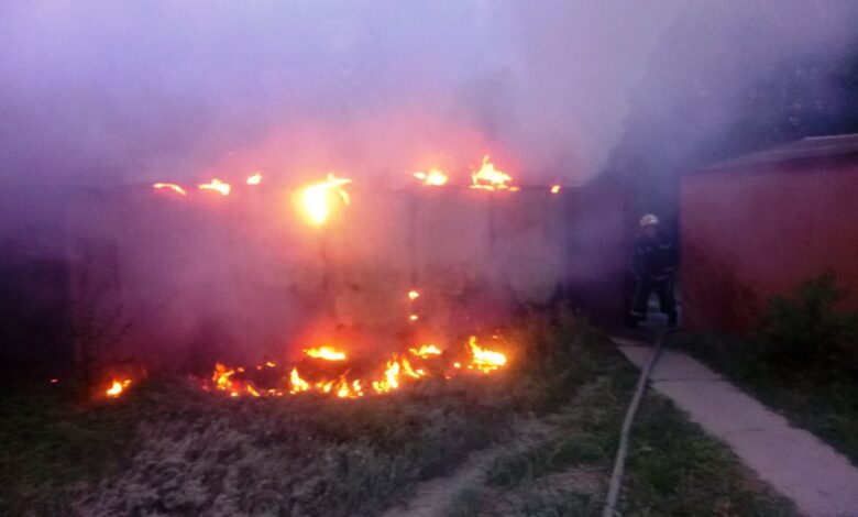 На Херсонщине во время пожара в гараже сгорел мопед, пять велосипедов и бензопила