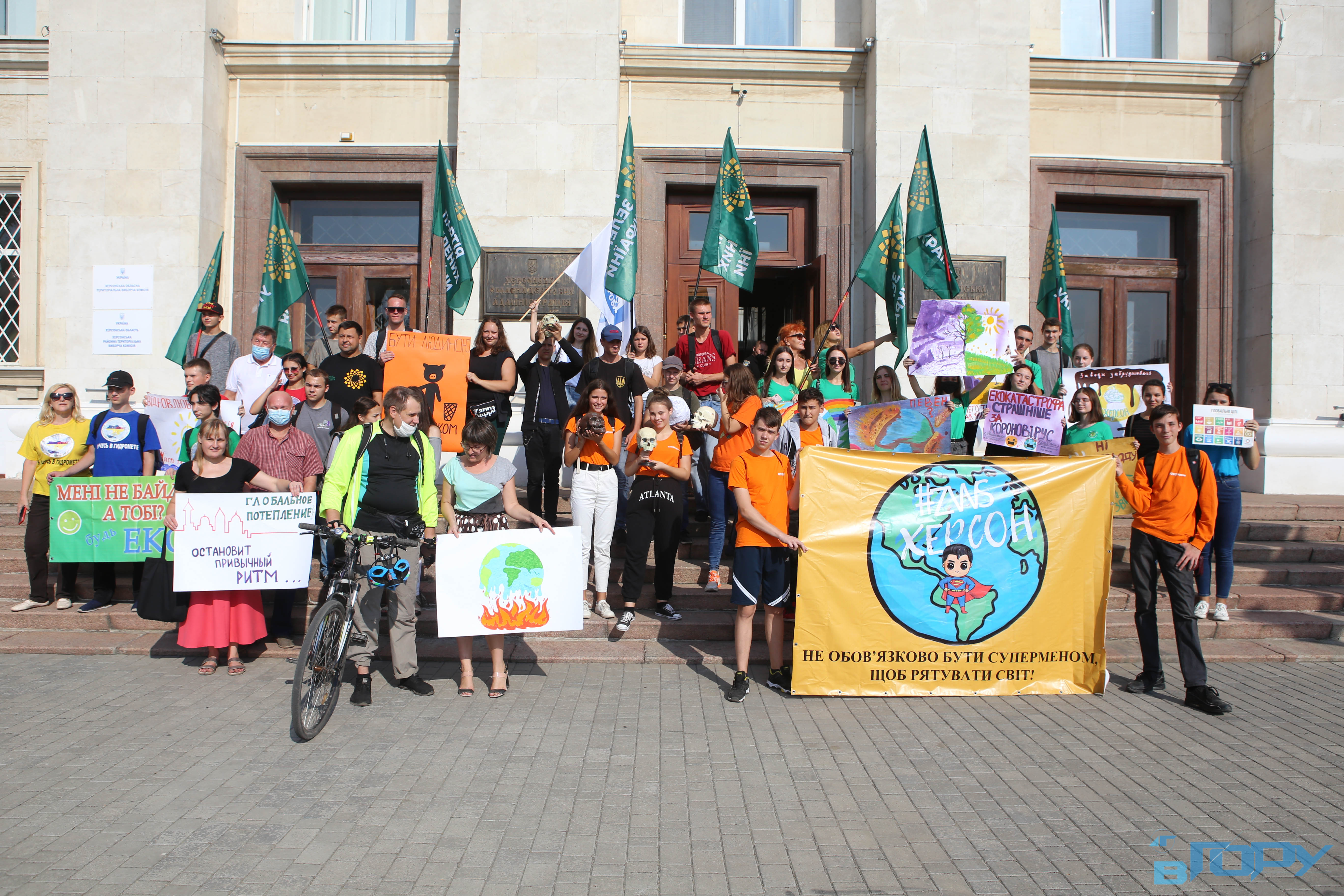 С черепами и “снегом”: в Херсоне состоялся экологический марш