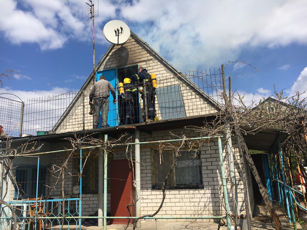 В Новой Каховке горел дом: пожарные справились за полтора часа