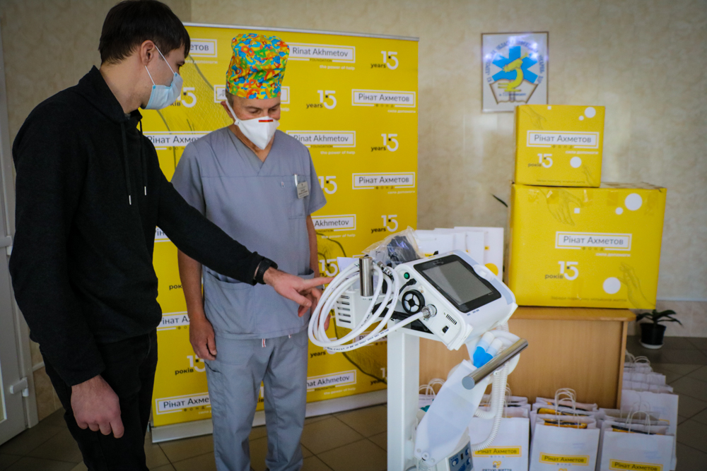 Херсонской больнице благотворители передали аппарат искусственной вентиляции легких