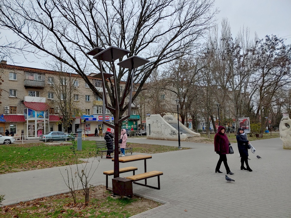 В Херсоне «замерзло» «солнечное дерево»: уже не заряжает