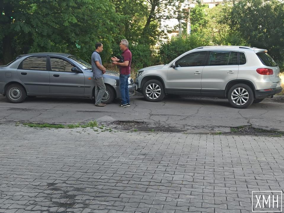 На Жилпоселке в Херсоне столкнулись два автомобиля: идут разборки между водителями