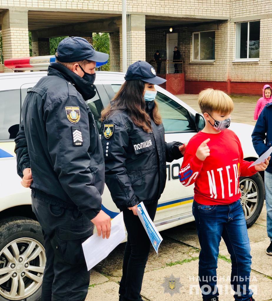 Уроки по дорожной безопасности и противодействию буллингу провели полицейские для учеников школ города Олешки