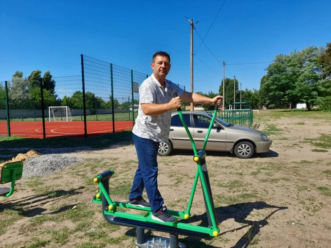 В одном из поселков на Херсонщине установили новые тренажеры для спортсменов