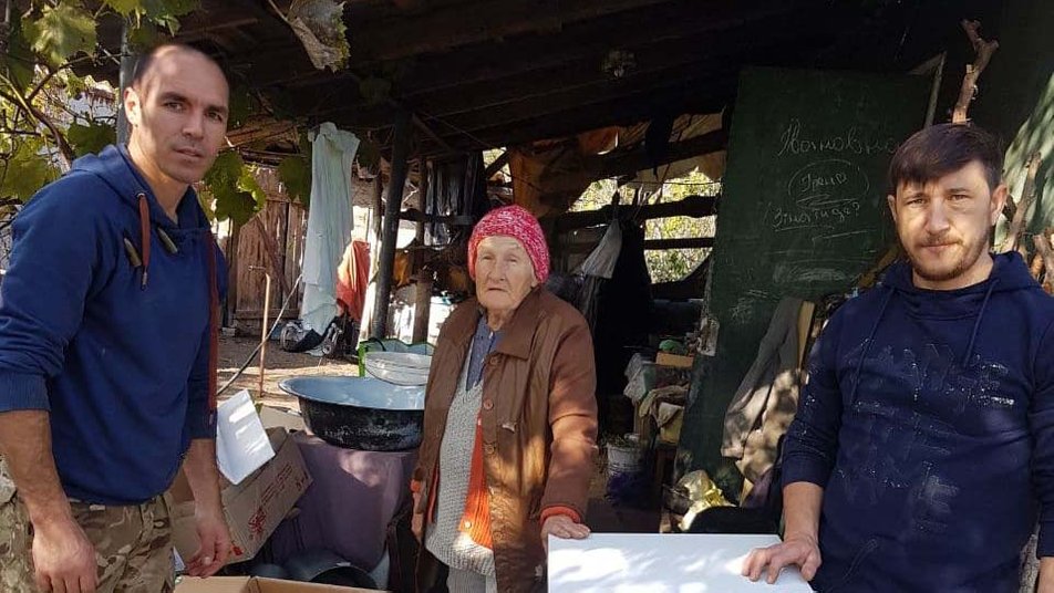 Подарили холодильник и заготовили дрова: волонтеры Херсона помогли 80-летней бабушке