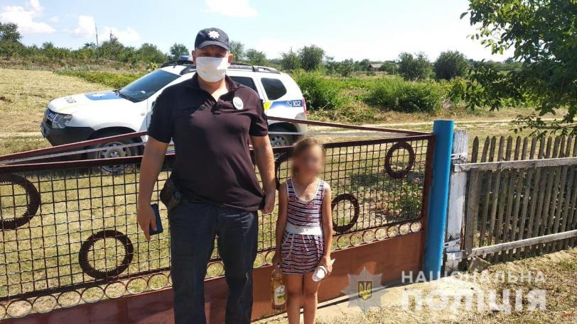 На Херсонщине 9-летняя девочка после ссоры с папой сбежала из дома: полицейские успокаивали ребенка мороженым и газировкой