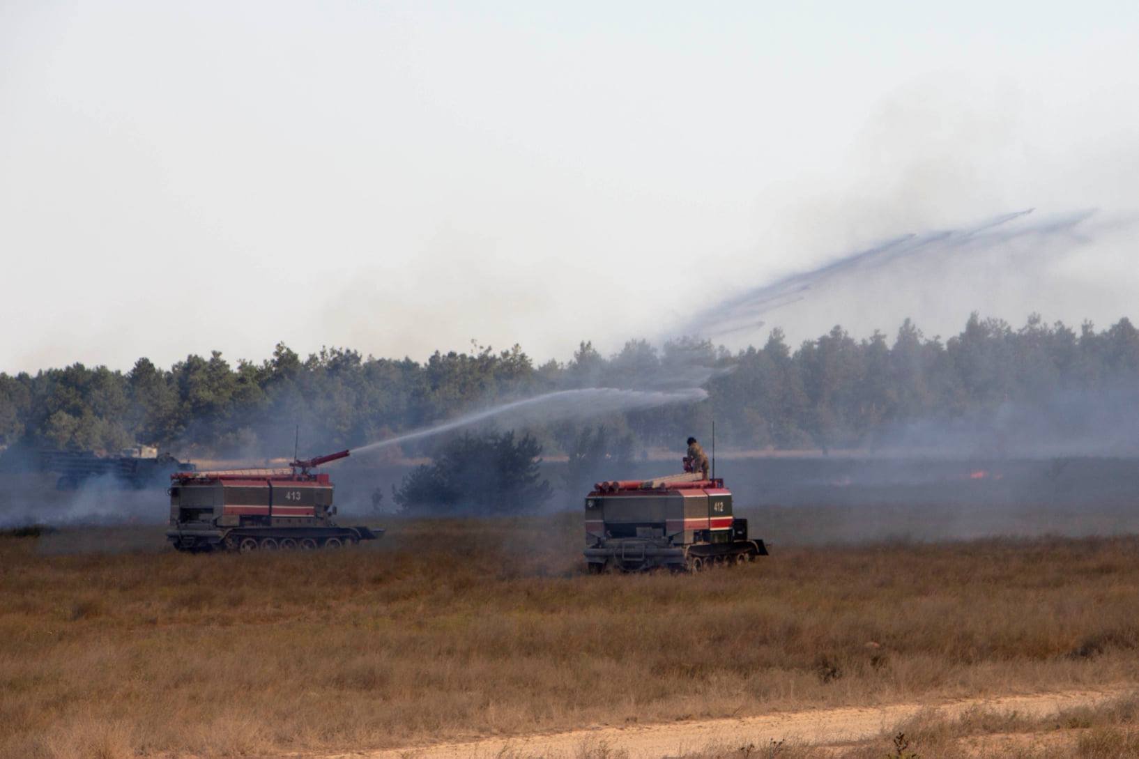 Масштабный лесной пожар на Херсонщине: привлекли авиацию и пожарные танки