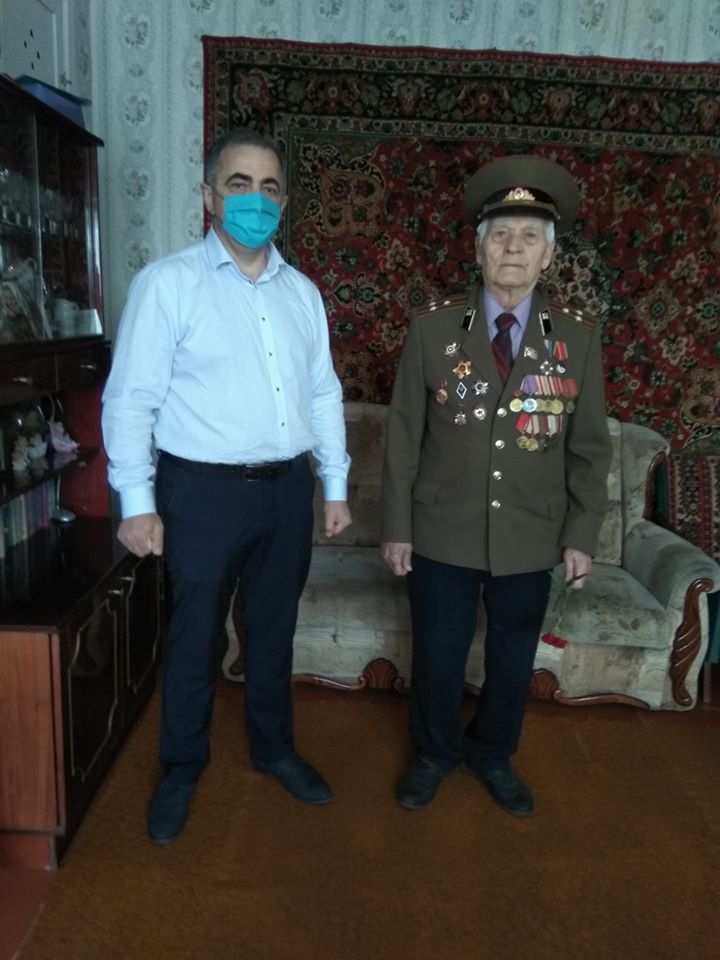 Каховским ветеранам вручают подарки ко Дню Победы