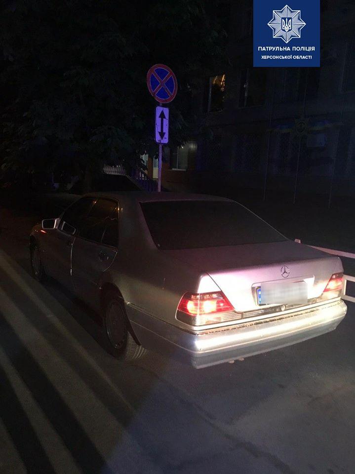 Пьяный водитель Mercedes-Benz, который рассекал по ночному городу, был без прав 