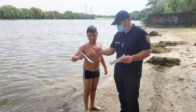 Спасатели Новой Каховки напомнили отдыхающим о правилах безопасности около водоемов