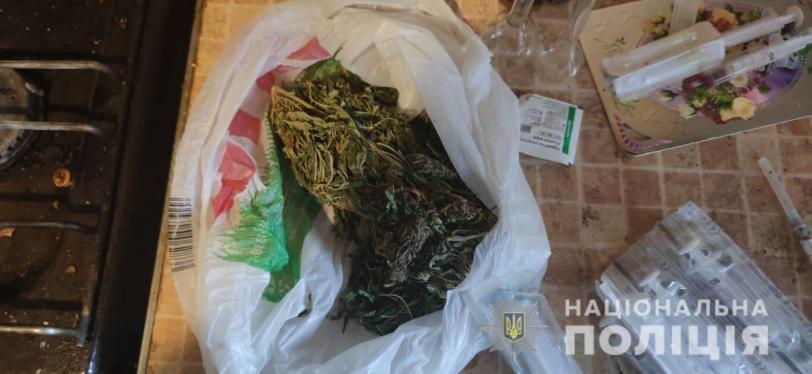 У жителя Каховки полиция обнаружила наркотики и боеприпас