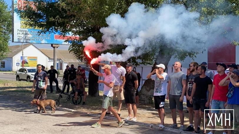 Под судом в Каховке сегодня пикетировали и жгли фаеры и дымовые шашки: подозреваемому Кашникову вызывали “скорую”