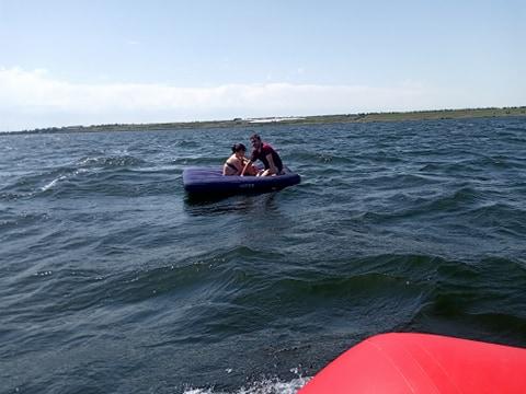 “Унесенные ветром”: в Каховском море спасали уплывших парня и девушку