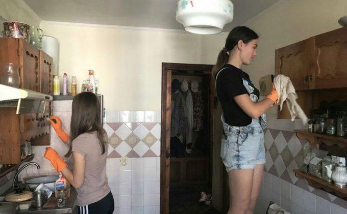 На Херсонщине волонтеры помогают пожилым людям: провели генеральные уборки, покрасили окна и двери, отремонтировали мебель