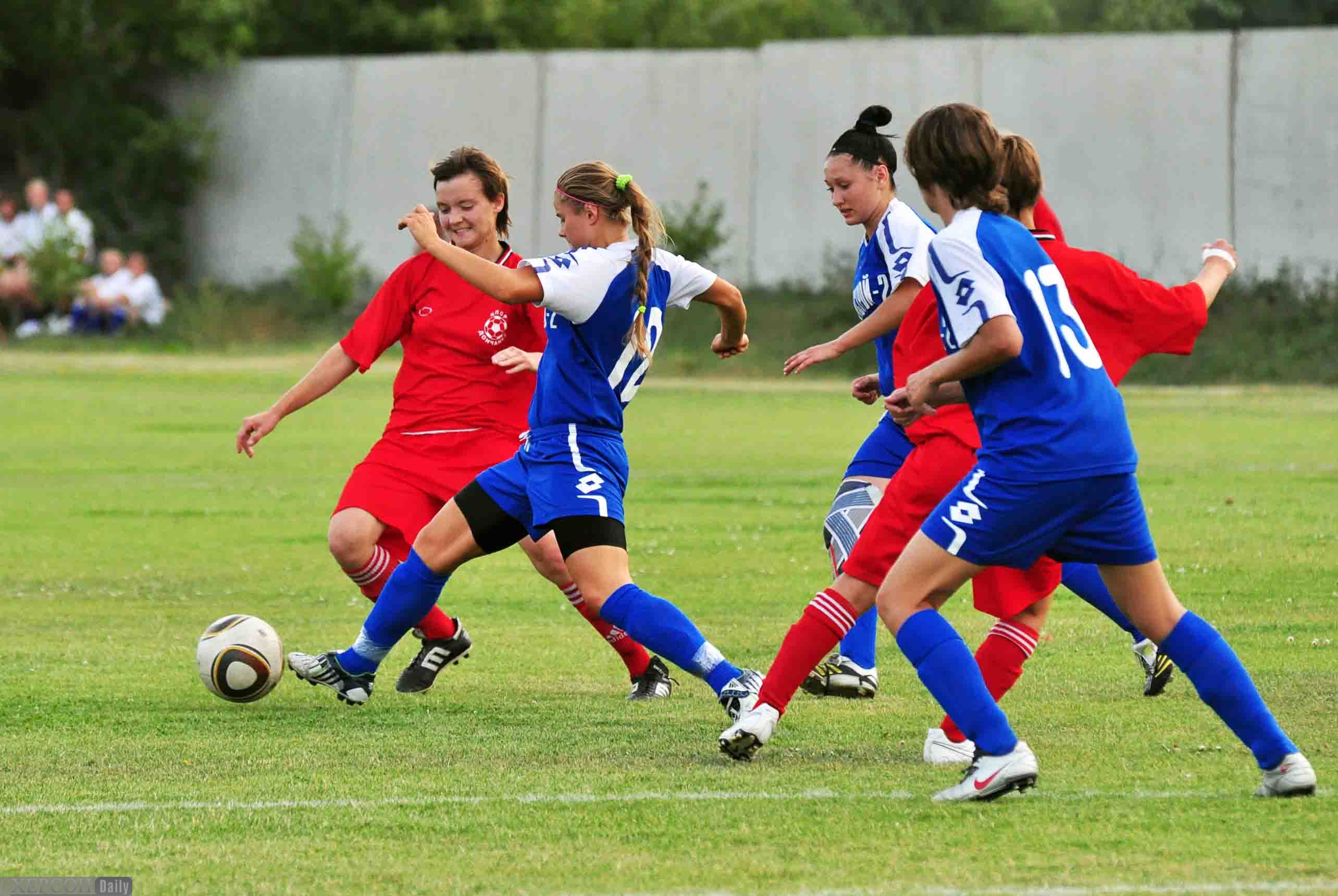 В футбол играли женщины. Футбол. Футбол женщины. Команда девочек футбол. Футбол игра девочек.