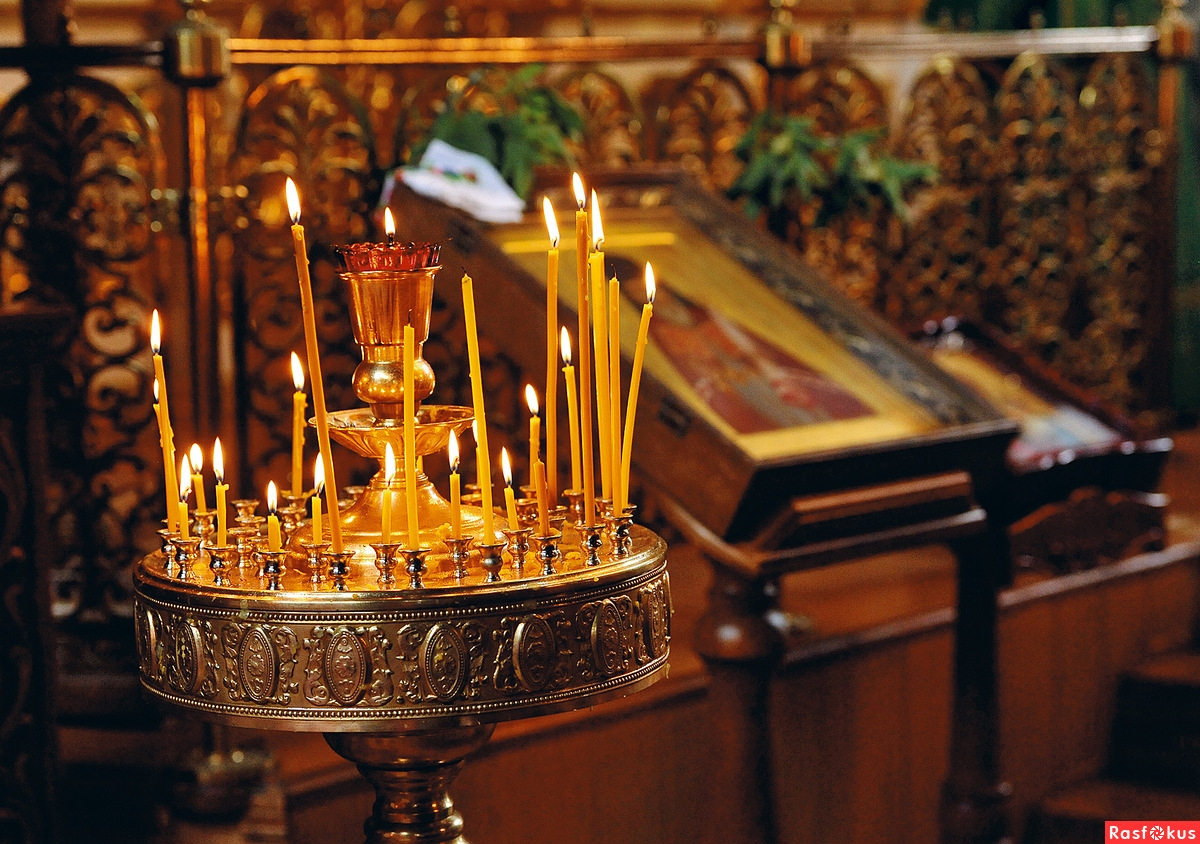 Какому святому поставить свечку. Свечи в храме. Церковь внутри свечи. Свеча православная. Свечи в православном храме.