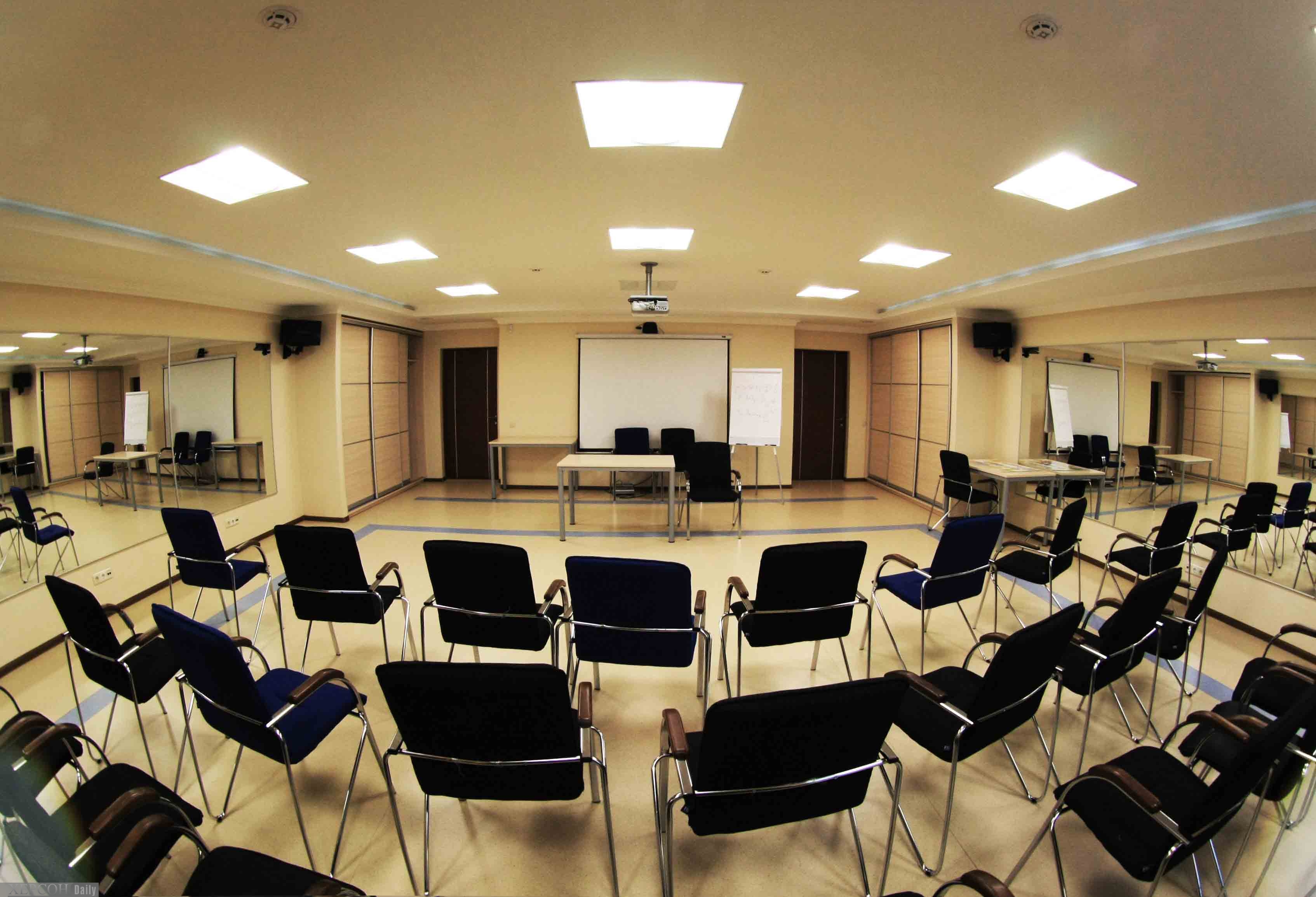 Стол для семинаров. Конференц зал. Зал для конференций. Зал для семинаров. Оборудование для конференц зала.