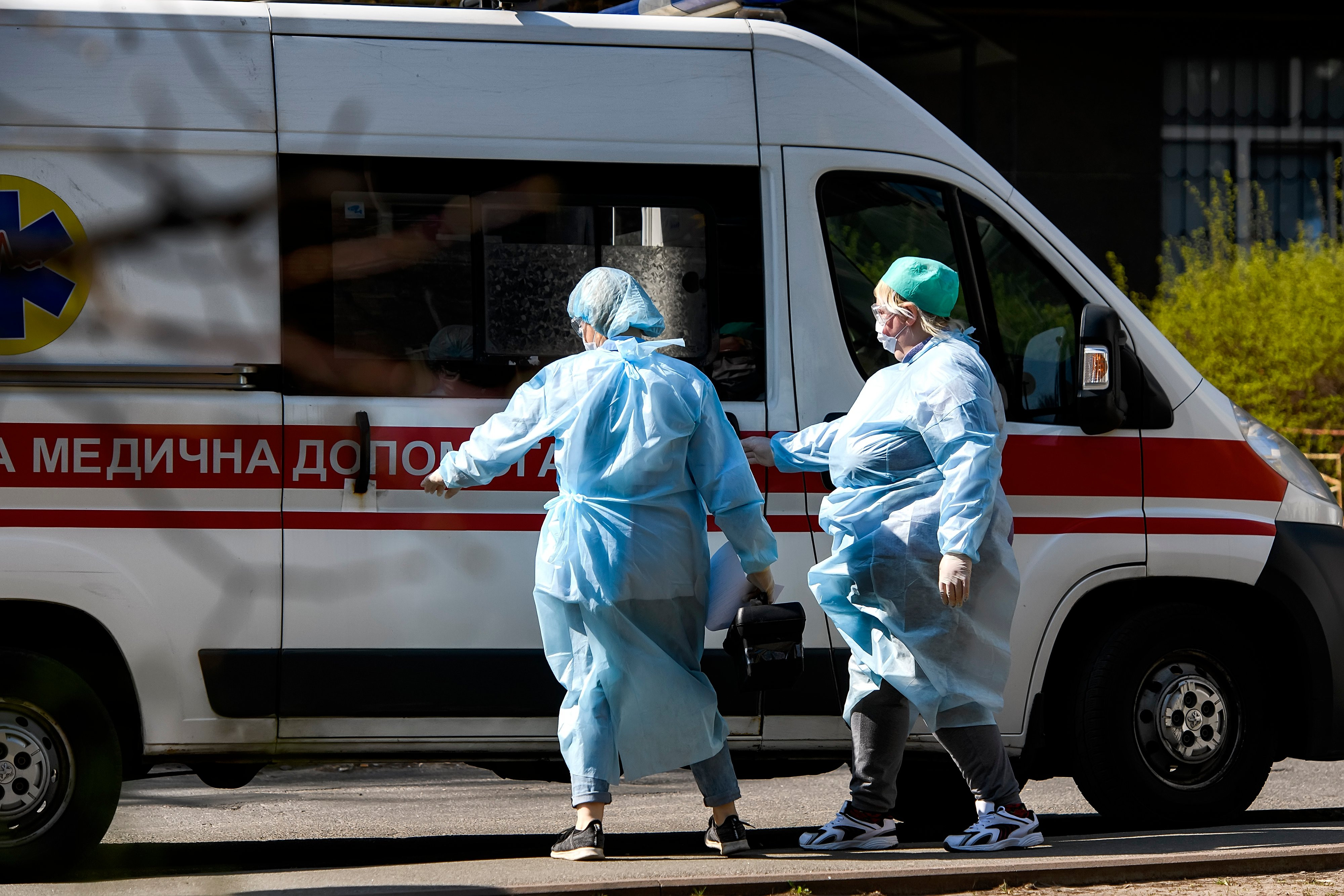 Четверо больных. Врачи догоняют больного. Украинская медицинская пораненного. Украинская медицинская огляда пораненного.