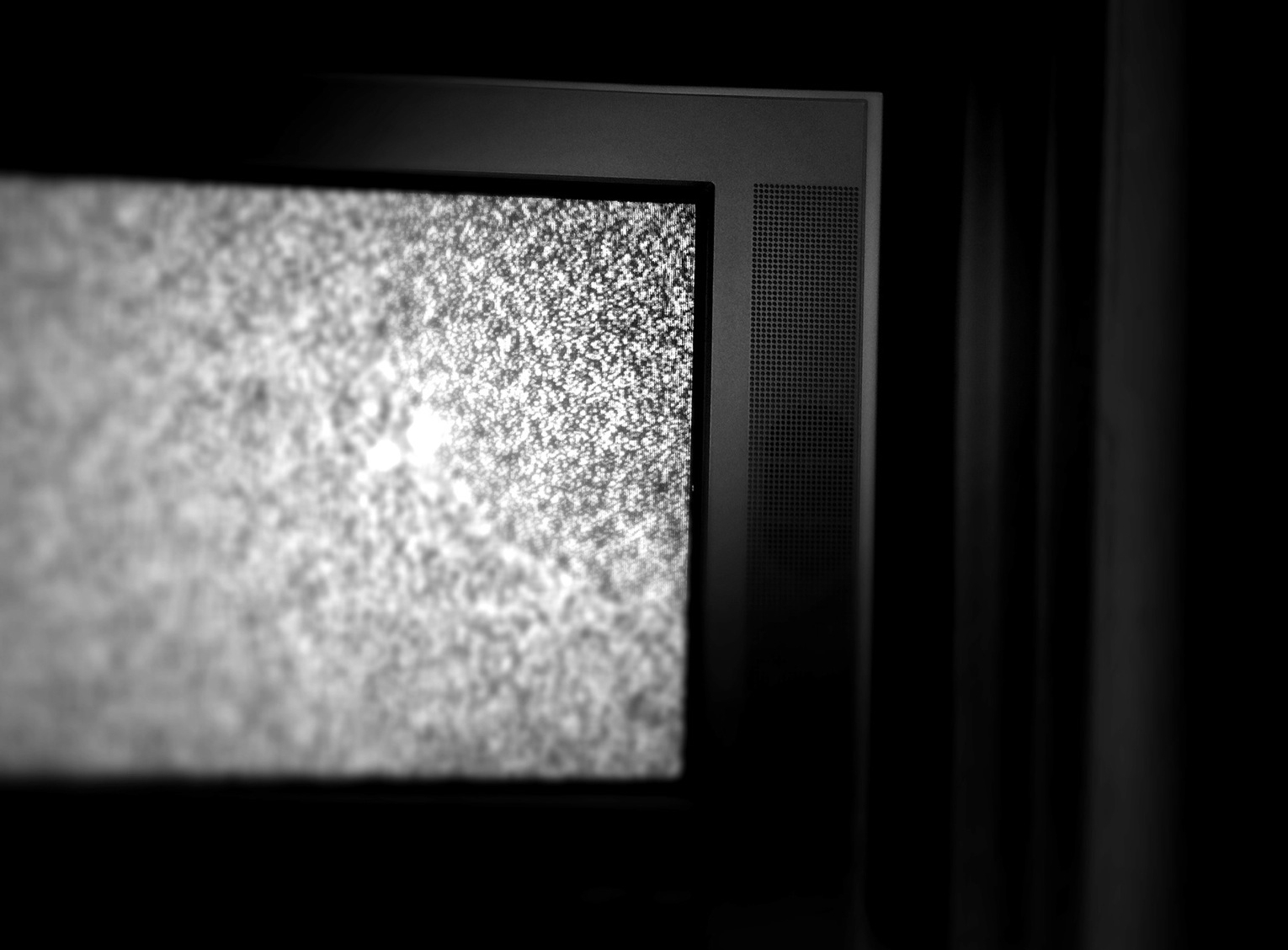 Белые помехи. Телевизор с помехами. Помехи на телевизоре. Белый шум телевизора. Телевизор с шумом в темноте.