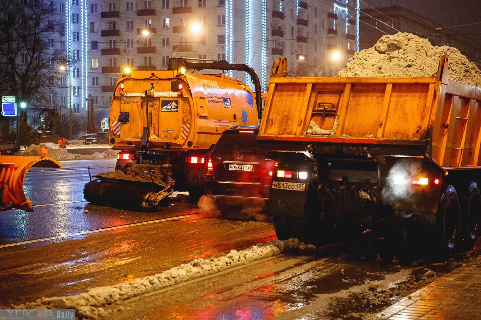 Москва чистят снег. Снегоуборочные машины для города. Уборка дорог зимой. Снегоуборочная машина для дорог. Уборка улиц от снега.