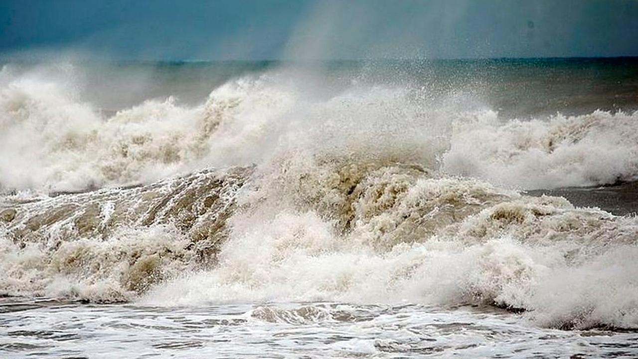 Волны в черном море. Азовское море шторм. Шторм ЦУНАМИ волны Сочи. Каспийское море шторм.